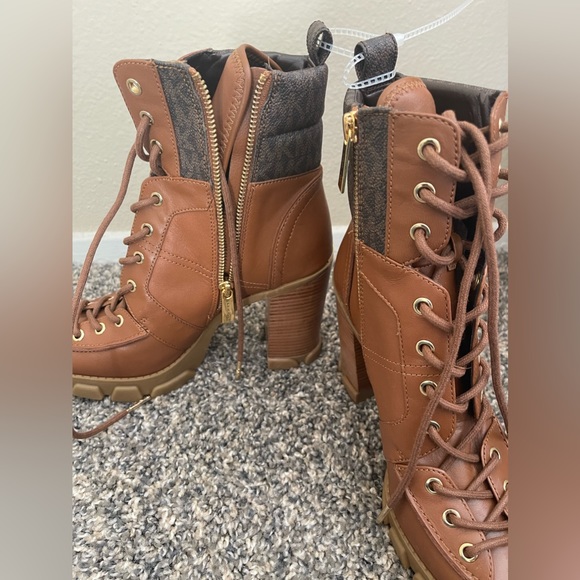 MICHEAL Micheal Kors Ridley Logo Print Lace-Up Bootie - Picture 6 of 9